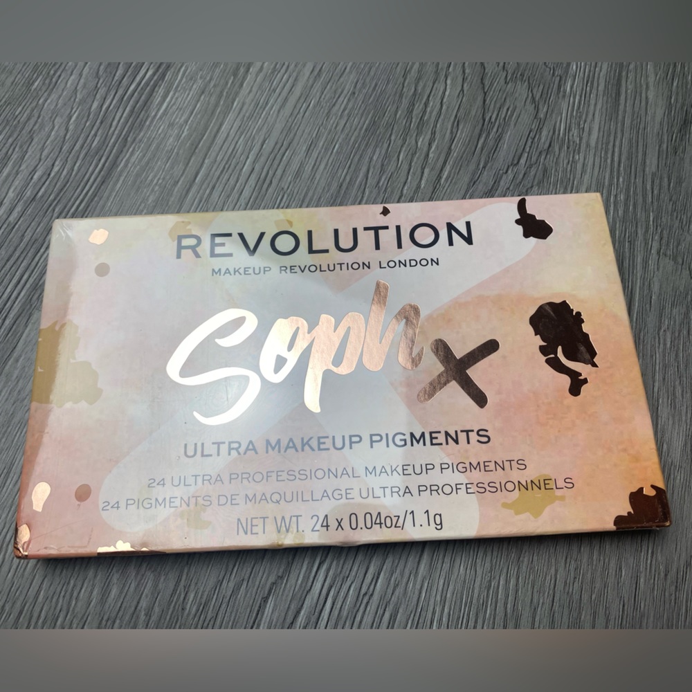 Soph X / Makeup Revolution Eyeshadow Palette